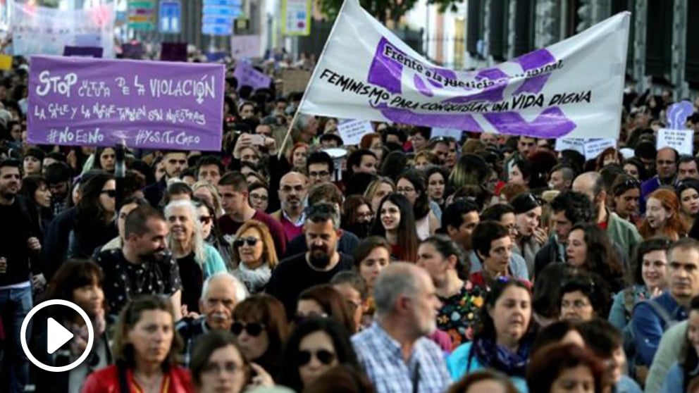 Manifestación feminista en protesta por la sentencia sobre los cinco miembros de La Manada (EFE).