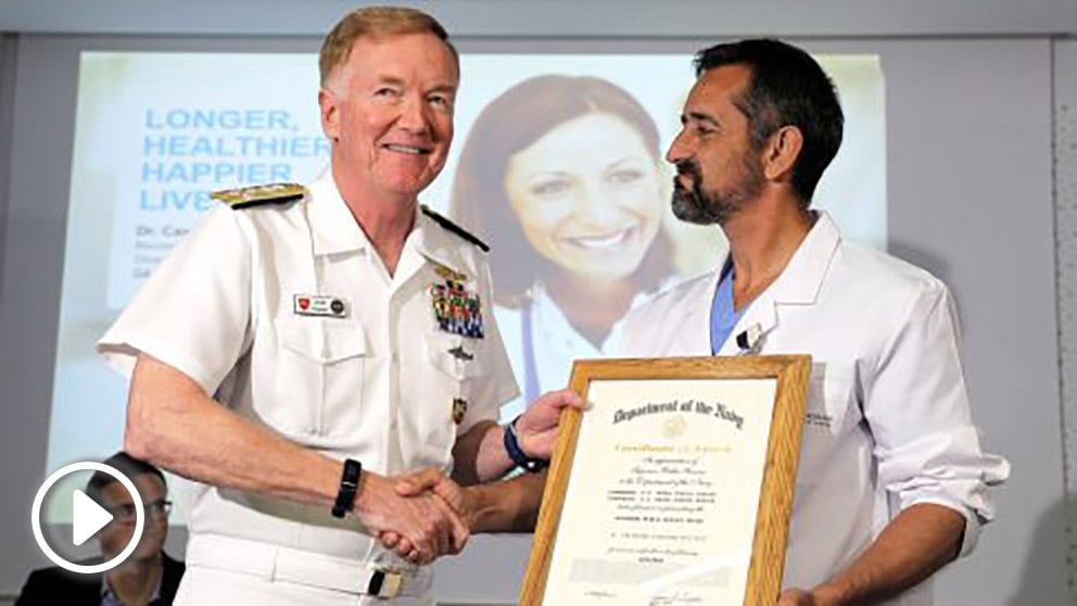 Pedro Cavadas, condecorado por el comandante de las Fuerzas Navales de EEUU en Europa, James Foggo. (Foto: EFE)