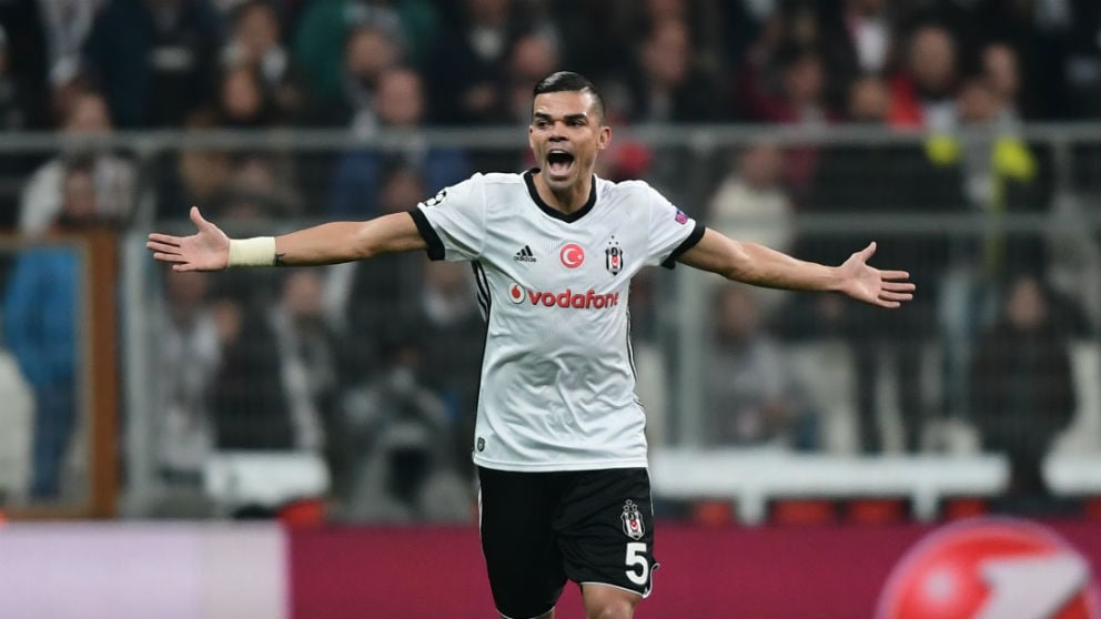 Pepe durante un partido con el Besiktas. (AFP)