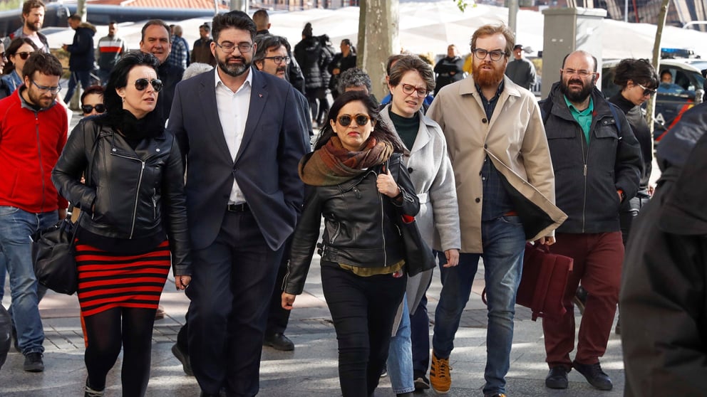 Rommy Arce y el portavoz del Sindicato de Manteros, Malick Gueye, entre otros, a su llegada a los juzgados de Plaza de Castilla. (Foto: EFE)