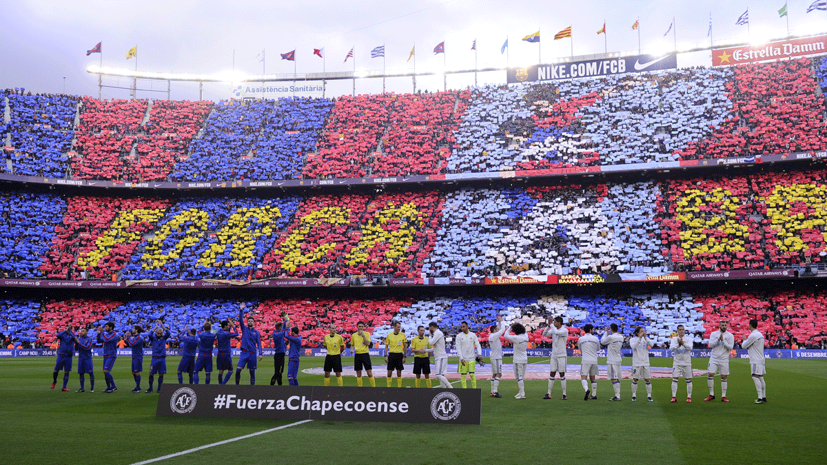 Mosaico en el Camp Nou en un Clásico. (AFP)