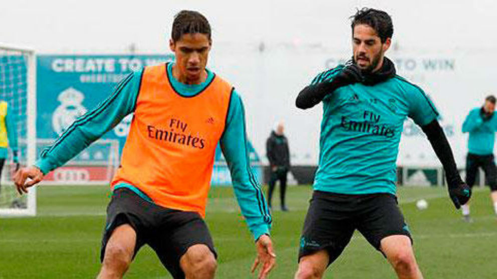 Varane e Isco durante un entrenamiento. (Realmadrid.com) | Barcelona – Real Madrid