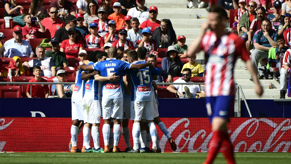 Los jugadores del Espanyol celebran uno de sus goles frente al Atlético. (AFP)