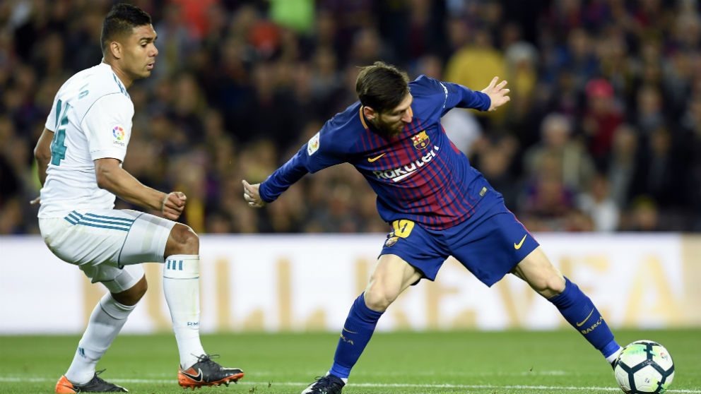 Casemiro defiende a Messi durante el Barcelona-Real Madrid del Camp Nou (AFP)