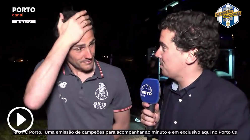 Iker Casillas haciendo una entrevista con el Oporto.