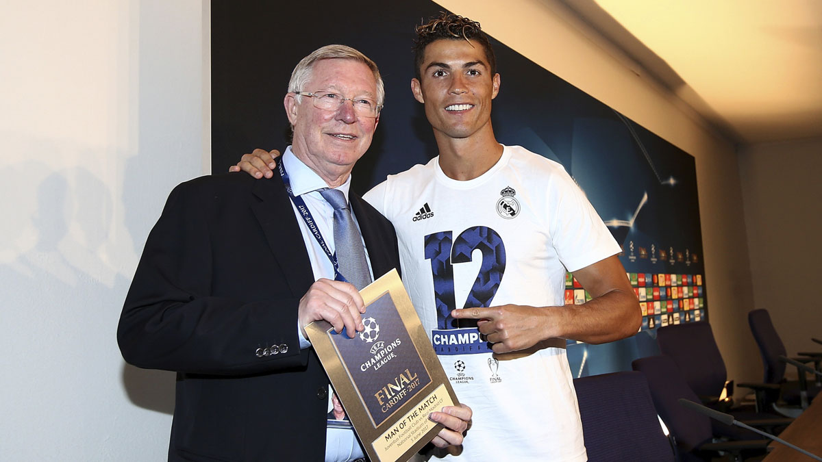 Cristiano-Ronaldo-posa-con-Ferguson-tras-ser-elegido-el-mejor-jugador-de-la-final-de-la-Champions-de-2017-(Getty)