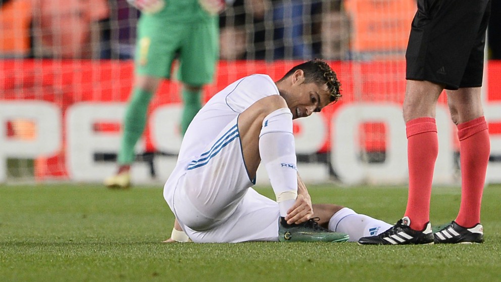 Cristiano Ronaldo se duele del tobillo. (AFP)