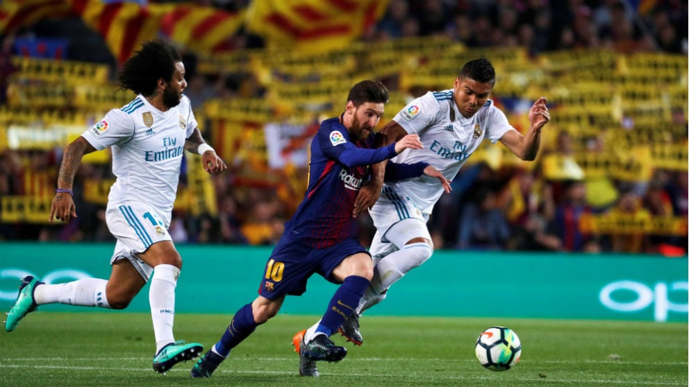 Messi controla un balón entre Marcelo y Casemiro en el Clásico Barcelona – Real Madrid. (EFE)