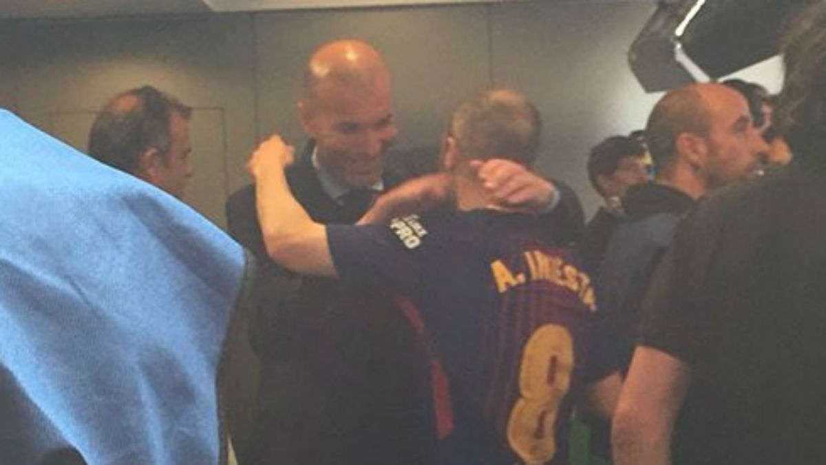 Zidane se fundió en un abrazo con Iniesta al terminar el Clásico ante el Barcelona (Twitter Movistar+)