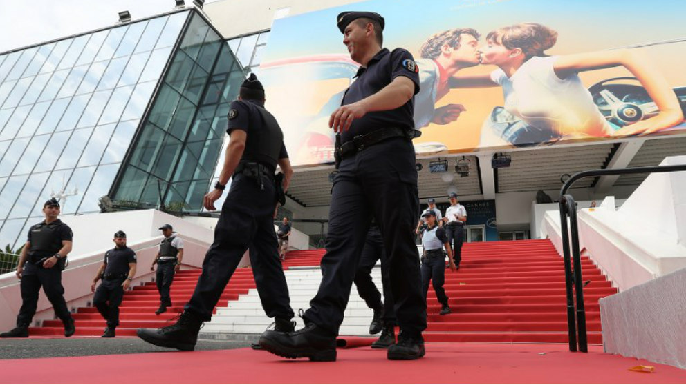 Agentes de policía ultiman la seguridad de la 71ª edición del Festival de Cine de Cannes. Foto: AFP