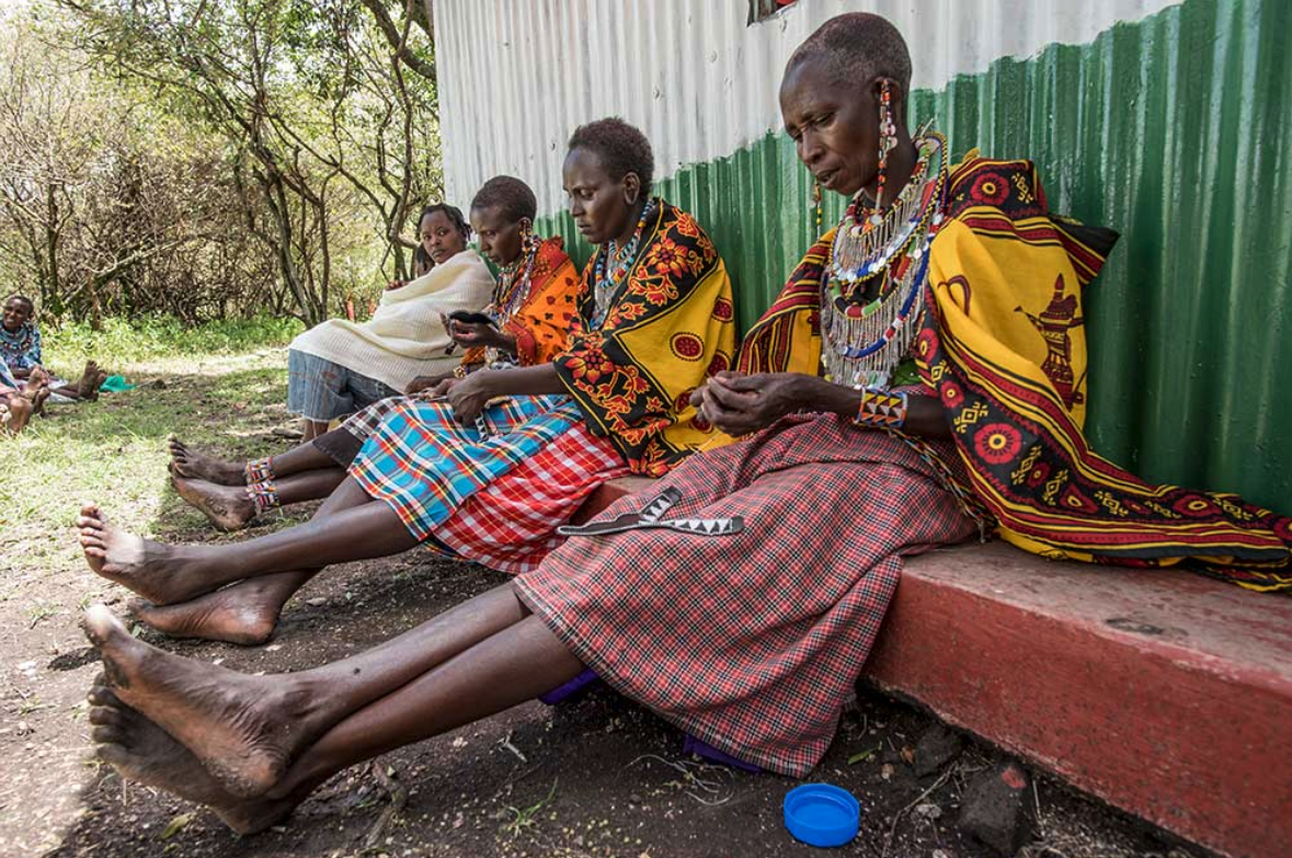 Mujeres Maasai trabajando con Pikolinos (Foto. Pikolinos)