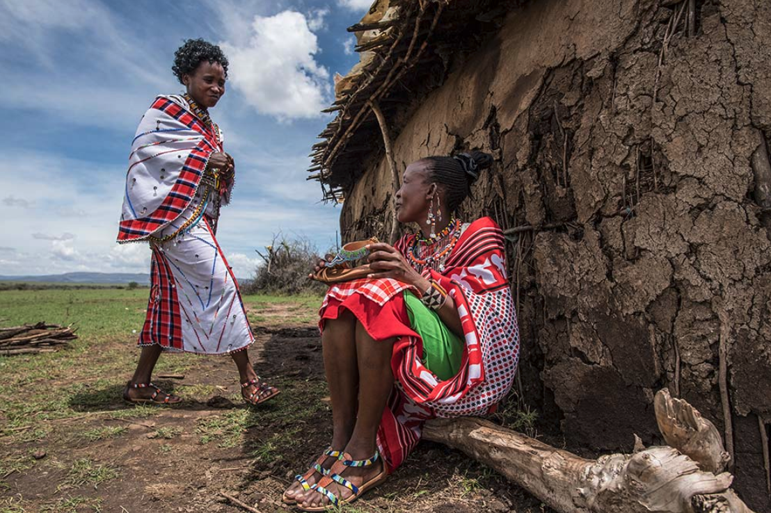 Pikolinos se inspira y fabrica en África: crea empleo para 1.200 artesanas Maasai cada temporada