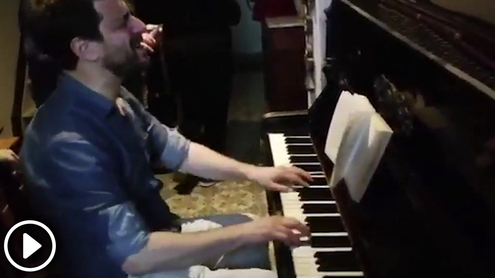 El ex conseller fugado Toni Comin enseñando su talento musical con un piano