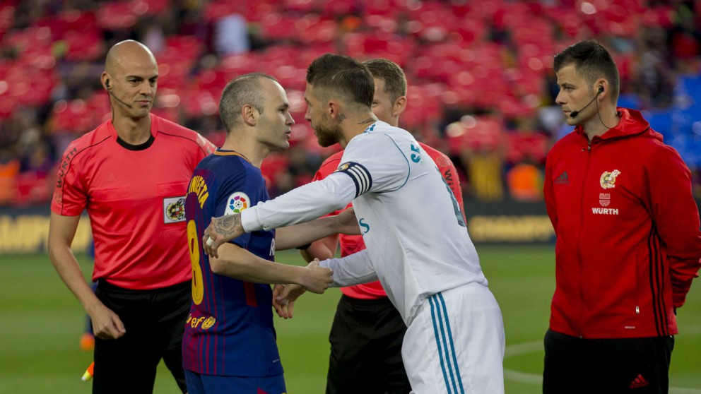 Iniesta y Ramos se saludan antes del Clásico. (Getty)