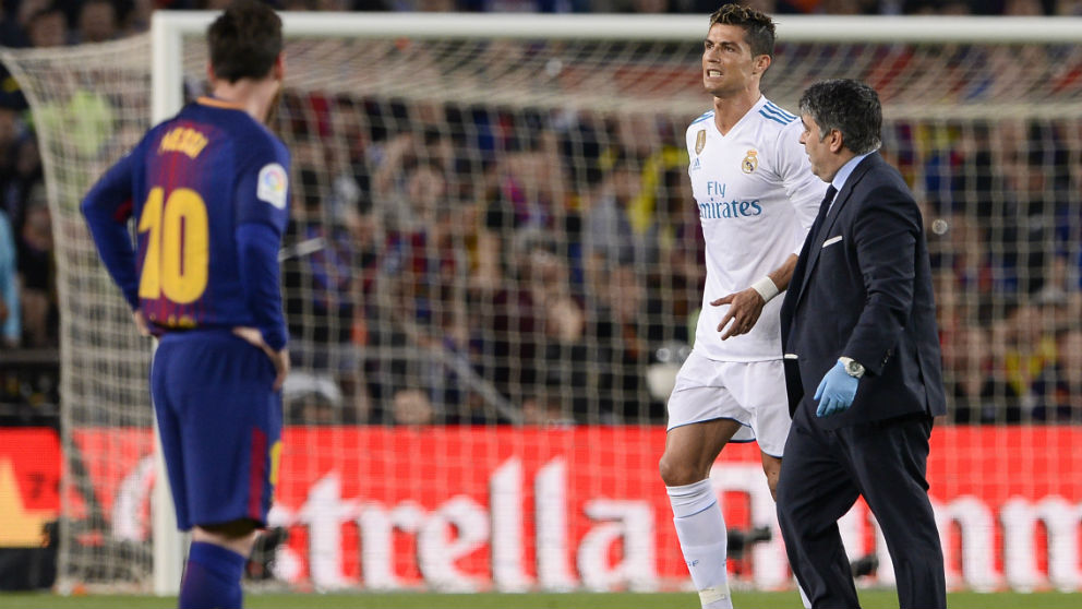 Cristiano Ronaldo se retira lesionado en el Barcelona-Real Madrid. (AFP)