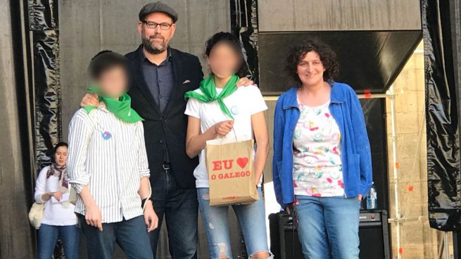 El alcalde podemita de Santiago utiliza a los niños para publicitar el uso del gallego