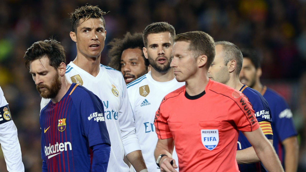 Los jugadores del Real Madrid tras Hernández Hernández (AFP).