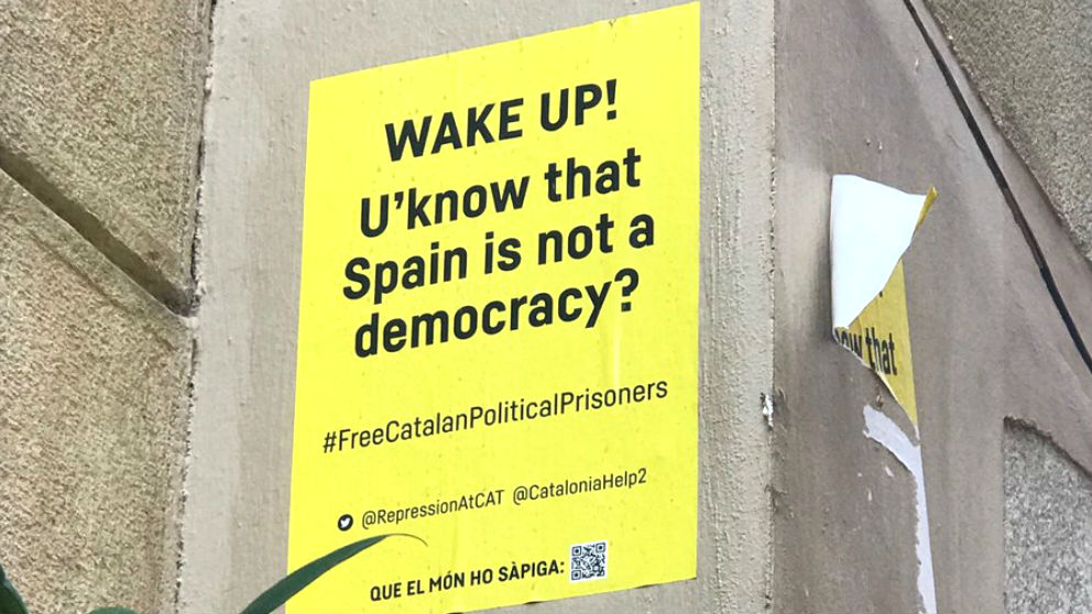 Carteles en inglés que los separatistas han colocado en las calles de Barcelona