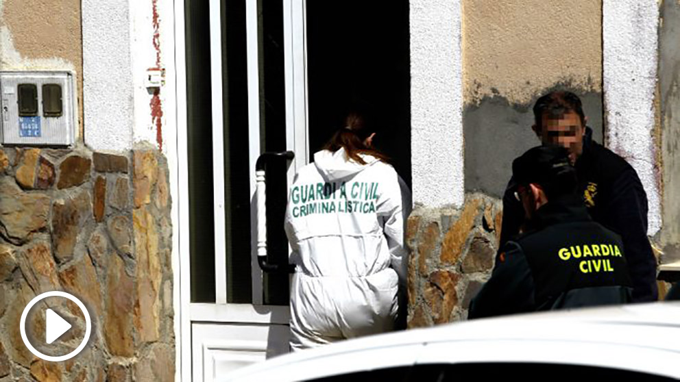 La Guardia Civil inspecciona la casa en la que se encontró el cadáver de la mujer asesinada (Foto: Efe).