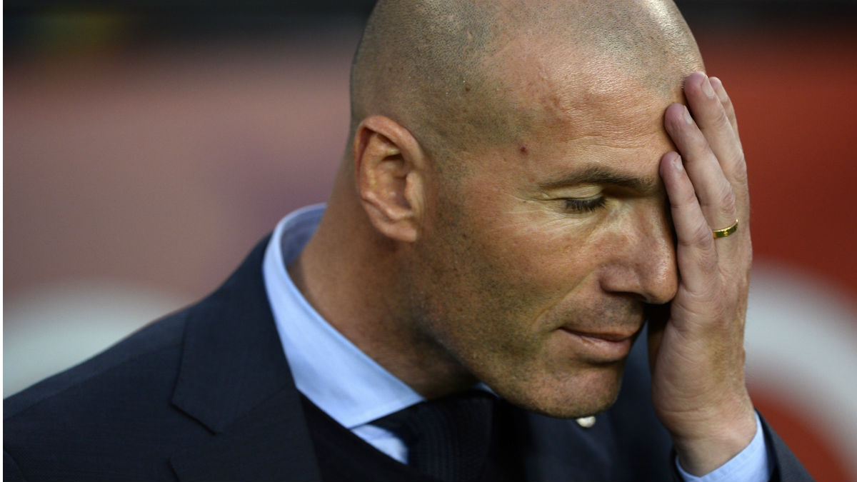 Zidane volvió a ver como tratan de impedirle vencer en el Camp Nou, por cuarta vez consecutiva (AFP).