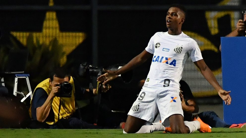 Rodrygo celebra un gol con Santos. (AFP)