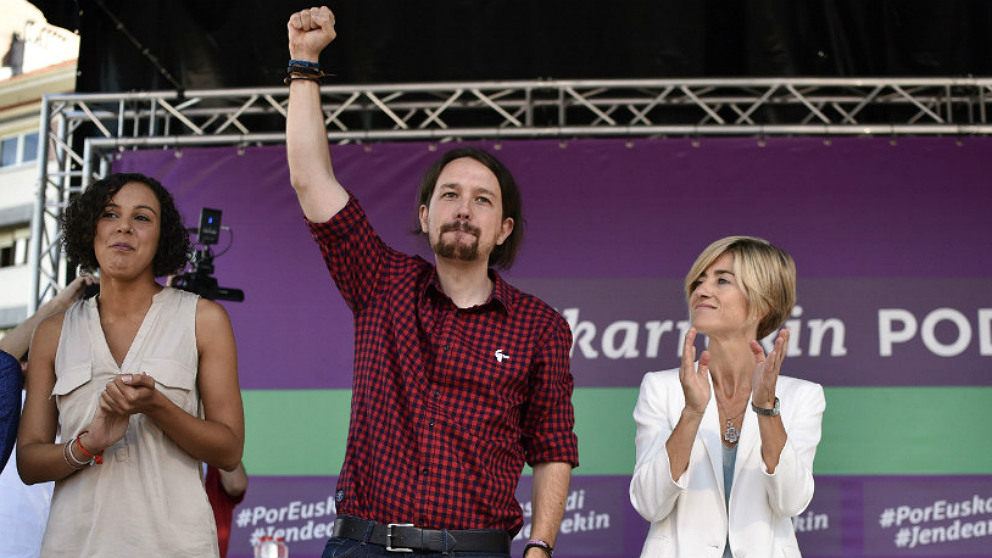 Nagua Alba, Pablo Iglesias y Pili Zabala, en un axcto electoral en Baracaldo. (EFE)