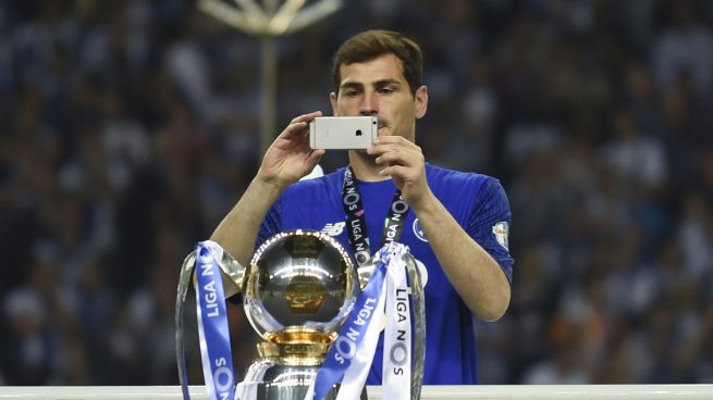 Iker Casillas, celebrando el título de Liga con el Oporto (AFP).