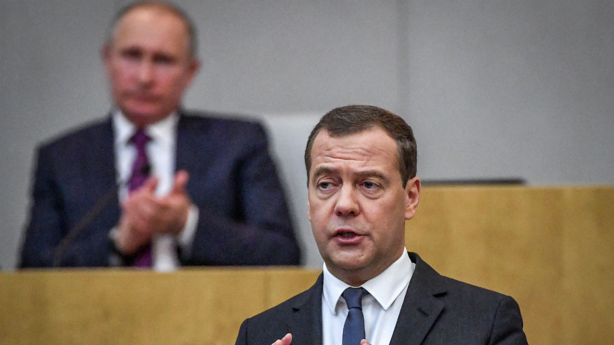 Medvedev con Putin detrás (AFP).