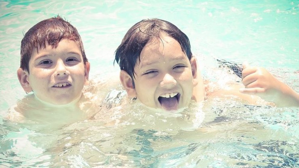 Estos son los mejores beneficios de la natación para niños