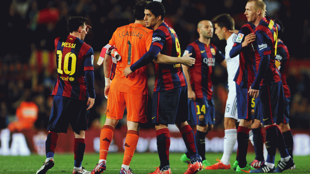 Casillas-saluda-a-Luis-Suárez-al-término-de-su-último-Clásico-en-el-Camp-Nou-en-2015-(Getty)