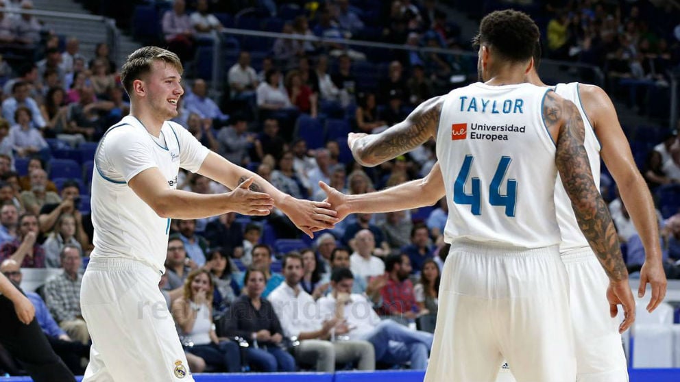 Los jugadores del Real Madrid felicitan a Doncic por su triple-doble. (realmadrid.com)