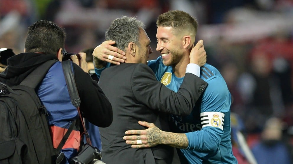 Sergio Ramos y Caparrós se saludan antes del comienzo del Sevilla – Real Madrid. (AFP)