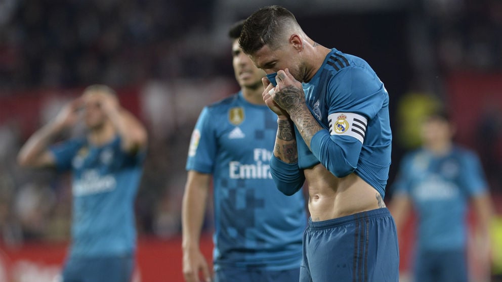 Sergio Ramos se lamenta tras fallar un penalti. (AFP)