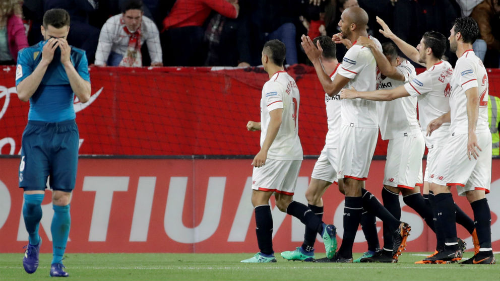 Los jugadores del Sevilla celebran el 2-0 ante el Real Madrid. (EFE)