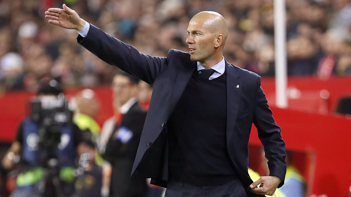 Zidane, dando órdenes durante el Sevilla – Real Madrid (AFP).