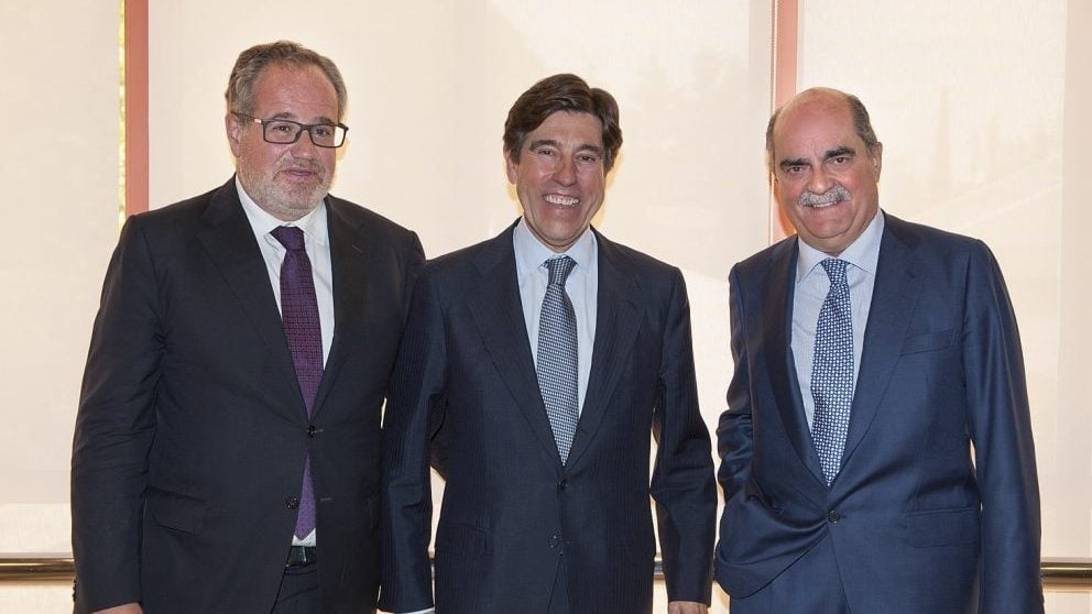 El presidente de Sacyr, Manuel Manrique, Carceller y Moreno Carretero.
