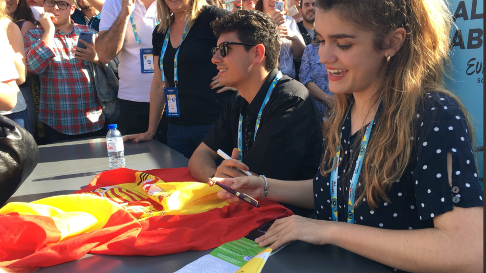 Amaia y Alfred han firmado a los fans en Lisboa antes de la semifinal de ‘Eurovisión’. (Foto: RTVE)