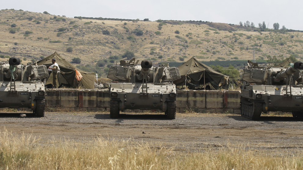 Tanques israelíes próximos a la frontera con Siria. (Foto: AFP)