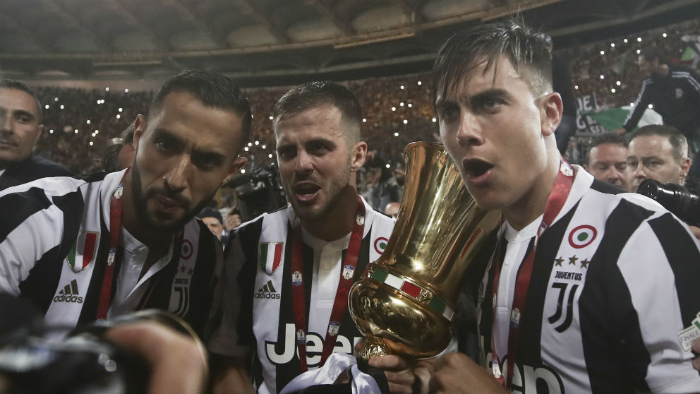 Los jugadores de la Juventus celebran la Copa de Italia. (AFP)