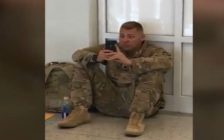 Viral: soldado se emociona al ver el parto de su bebé vía redes sociales