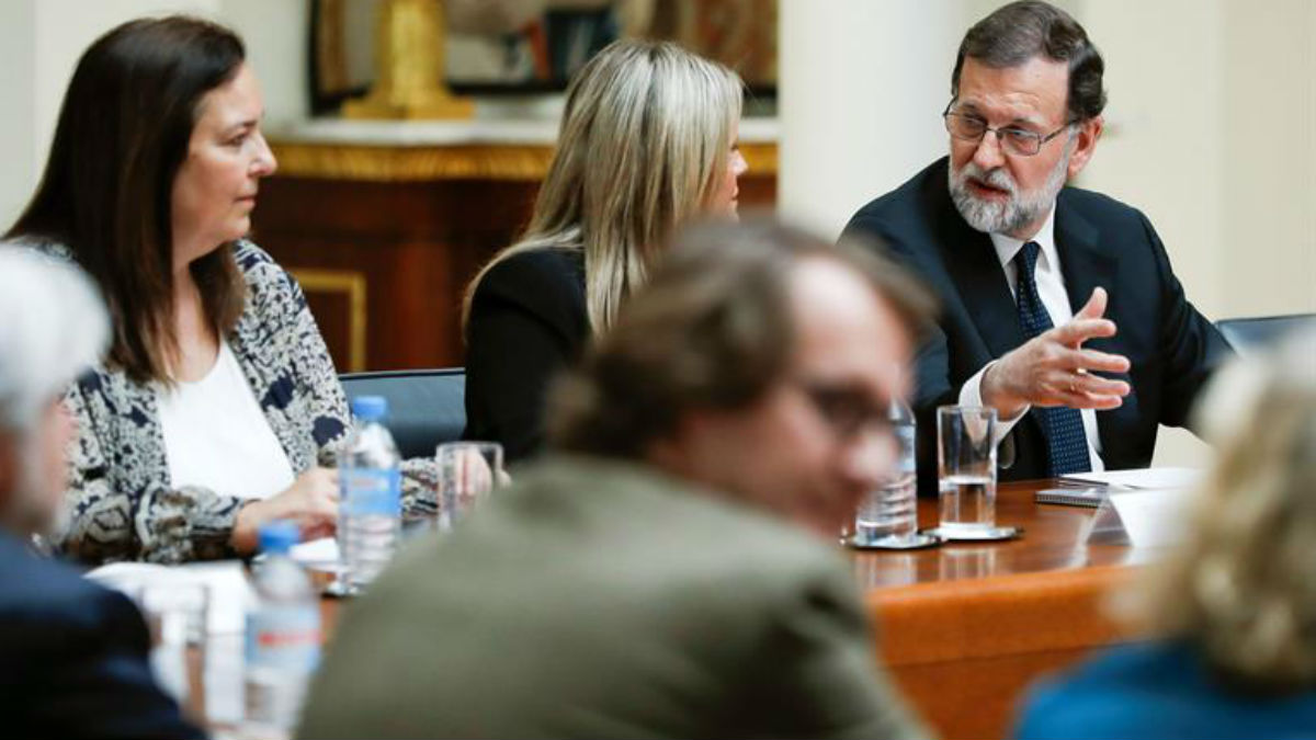 Las víctimas con Rajoy en Moncloa (EFE).