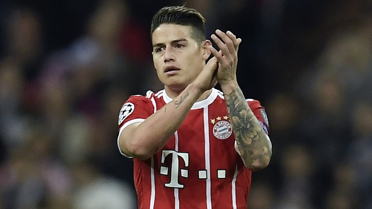 James Rodríguez aplaude a la afición del Bernabéu. (AFP)