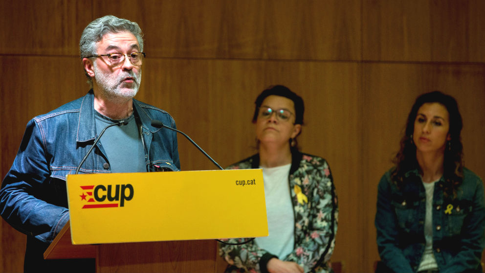 El diputado de la CUP en el Parlament, Carles Riera (i), interviene junto a la también diputada Natàlia Sánchez (c) y la portavoz nacional de la formación Laia Estrada (d) (Foto: Efe)
