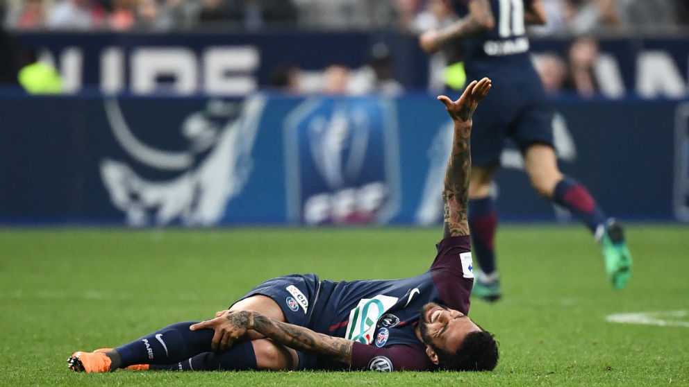 Dani Alves se duele en el césped de la lesión que podría dejarle sin Mundial. (AFP)