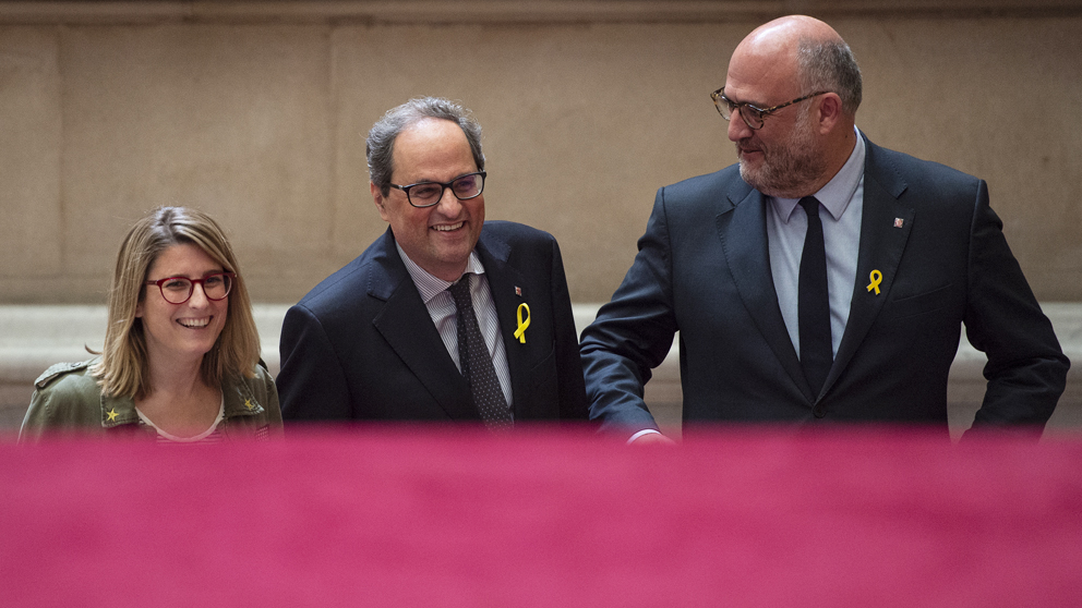 Elsa Artadi, Quim Torra y Eduard Pujol en el Parlament de Cataluña. (Foto: AFP)
