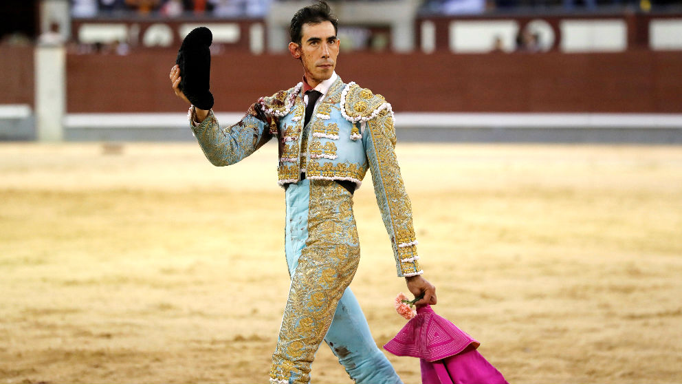 Jiménez Fortes saluda al público, este viernes en la feria de San Isidro (Foto: Efe).