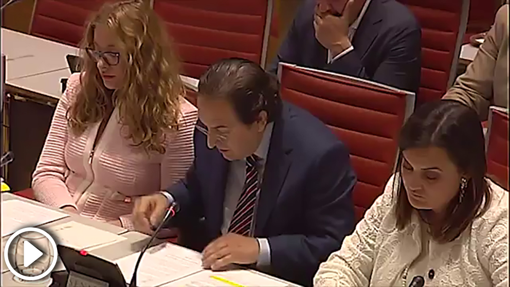 El senador Luis Aznar (PP), durante su interrogatorio a Enric Morera (El Bloc).