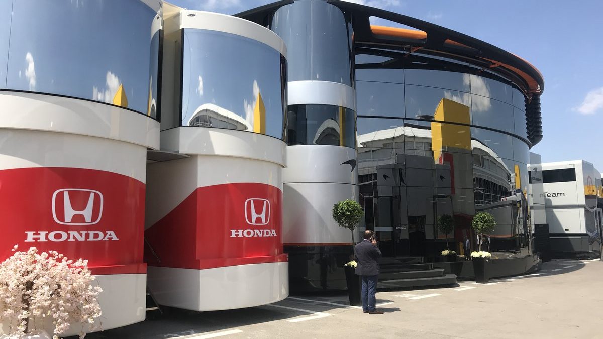 McLaren y Honda coinciden en el paddock del GP de España