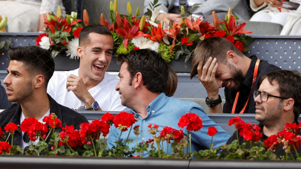 Gerard Piqué, junto a Lucas Vázquez y Marco Asensio en el Mutua Madrid Open. (EFE)