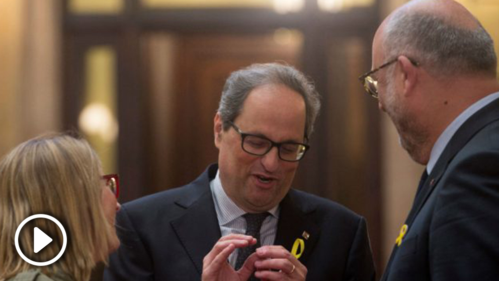 La portavoz de JxCat, Elsa Artadi y el portavoz adjunto de la formación Eduard Pujol (d) hablan en los pasillos del Parlament con el diputado de JxCat, Quim Torra (c) que mañana se someterá al debate de investidura como presidente de la Generalitat (Foto: Efe)